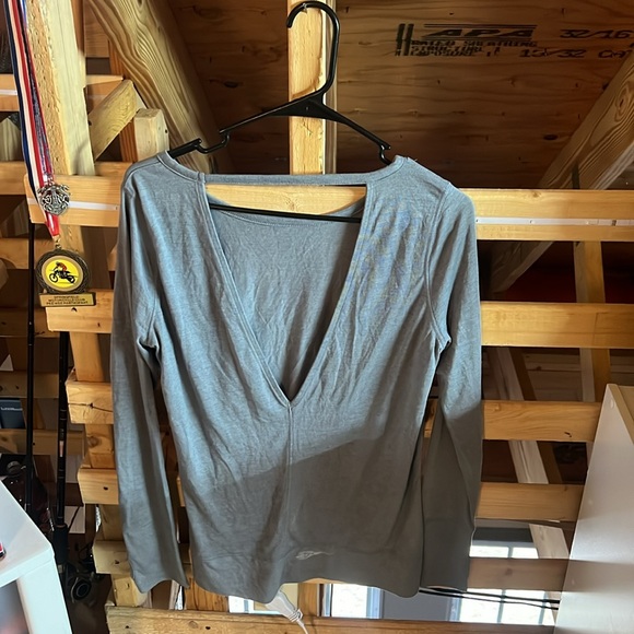Women’s GapFit Long Sleeve w/ Open back - Picture 2 of 3